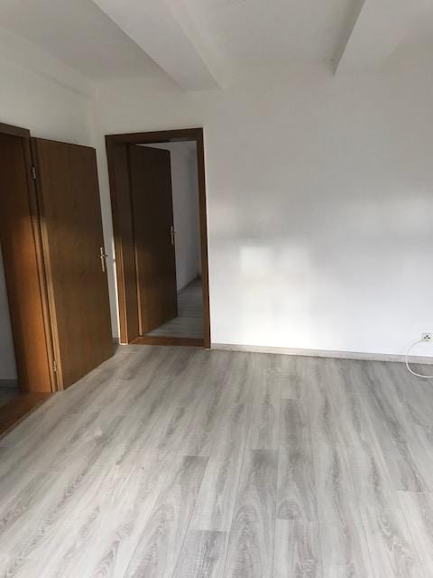 Wohnzimmer mit Blick ins Schlafzimmer - Hagen 17 mit Einbauküche